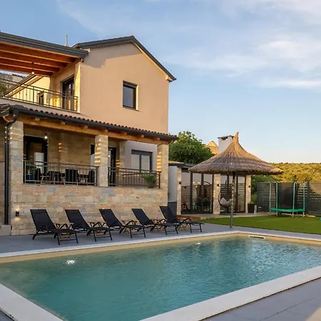 Aurana Zadarvillas *